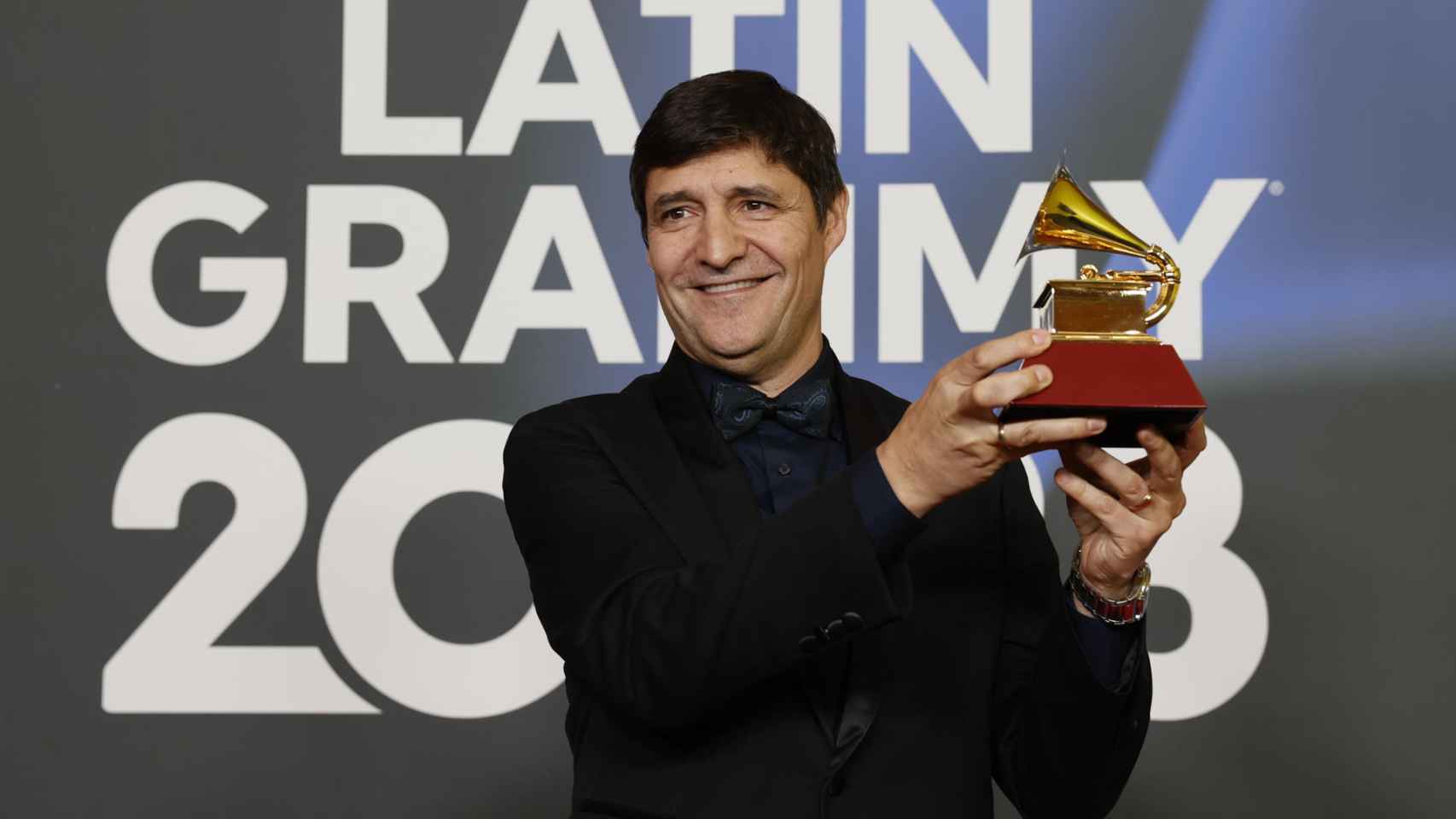 Marcos Vidal posa con el premio al Mejor Álbum Cristiano en Lengua Española,