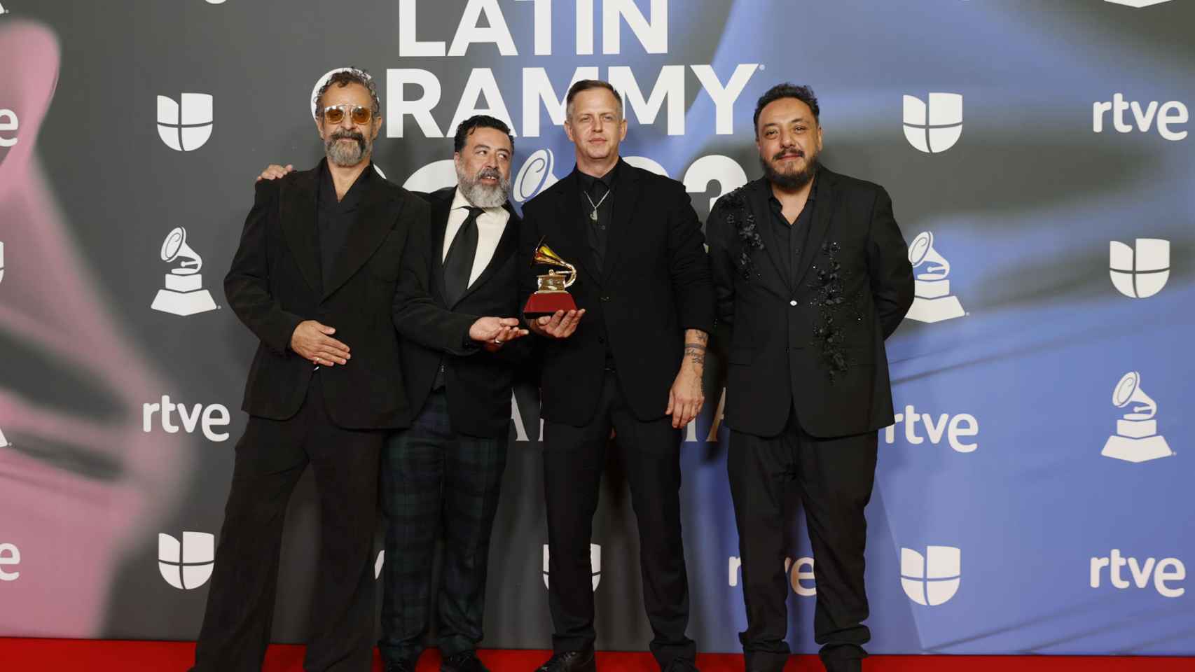 Molotov, nominados a la Mejor Canción de Rock por el tema 'Sólo D´Lira' posa para los fotógrafos en la alfombra roja.
