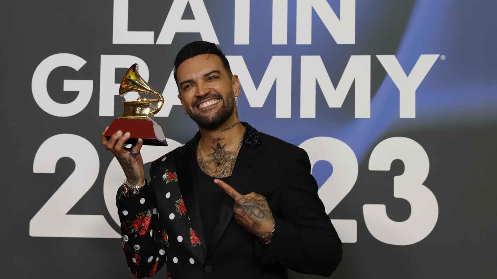 Luis Fernando Borjas posa con el premio al Mejor Álbum Tropical Contemporáneo