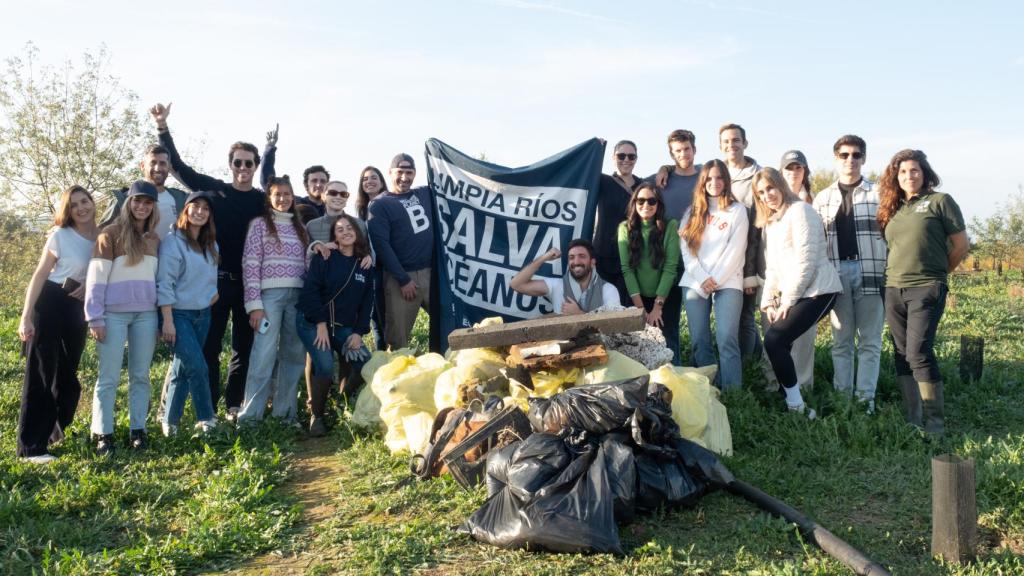 Los voluntarios se hacen una foto de grupo después de la recogida.