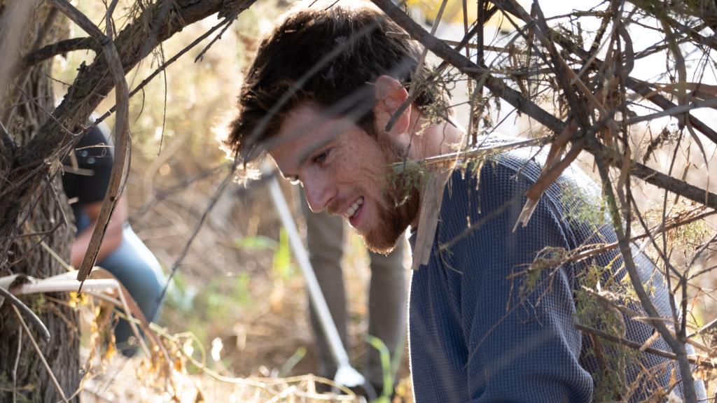 El actor Miguel Bernardeau participa en la limpieza de los alrededores del Jarama en Barajas.