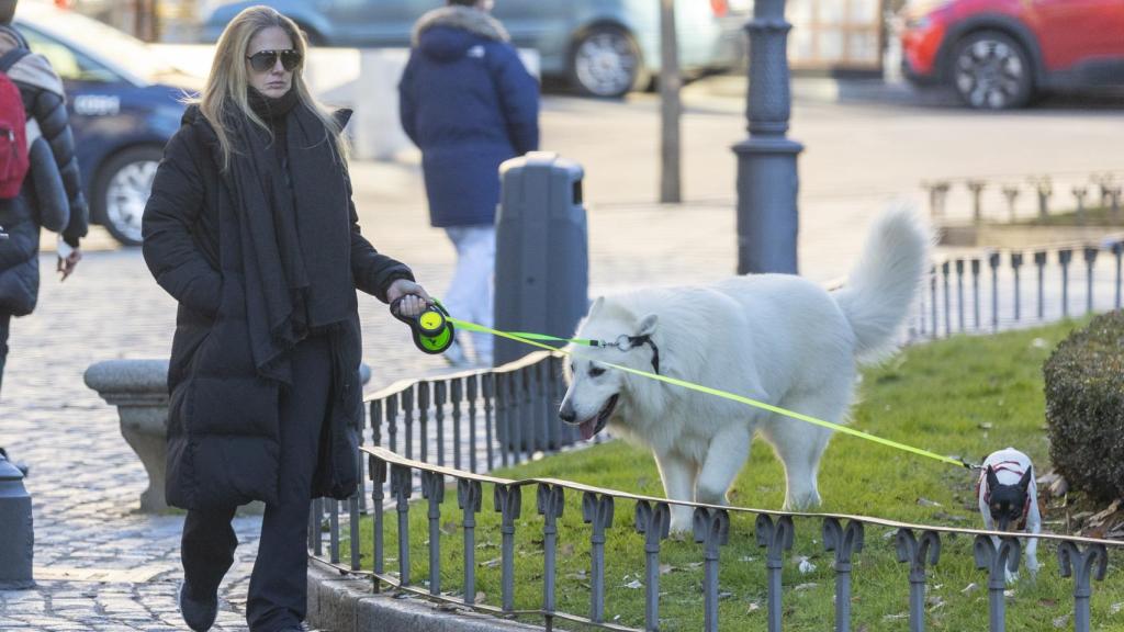 Genoveva Casanova paseando con sus dos perros por las inmediaciones de su domicilio en Madrid, el pasado mes de febrero.