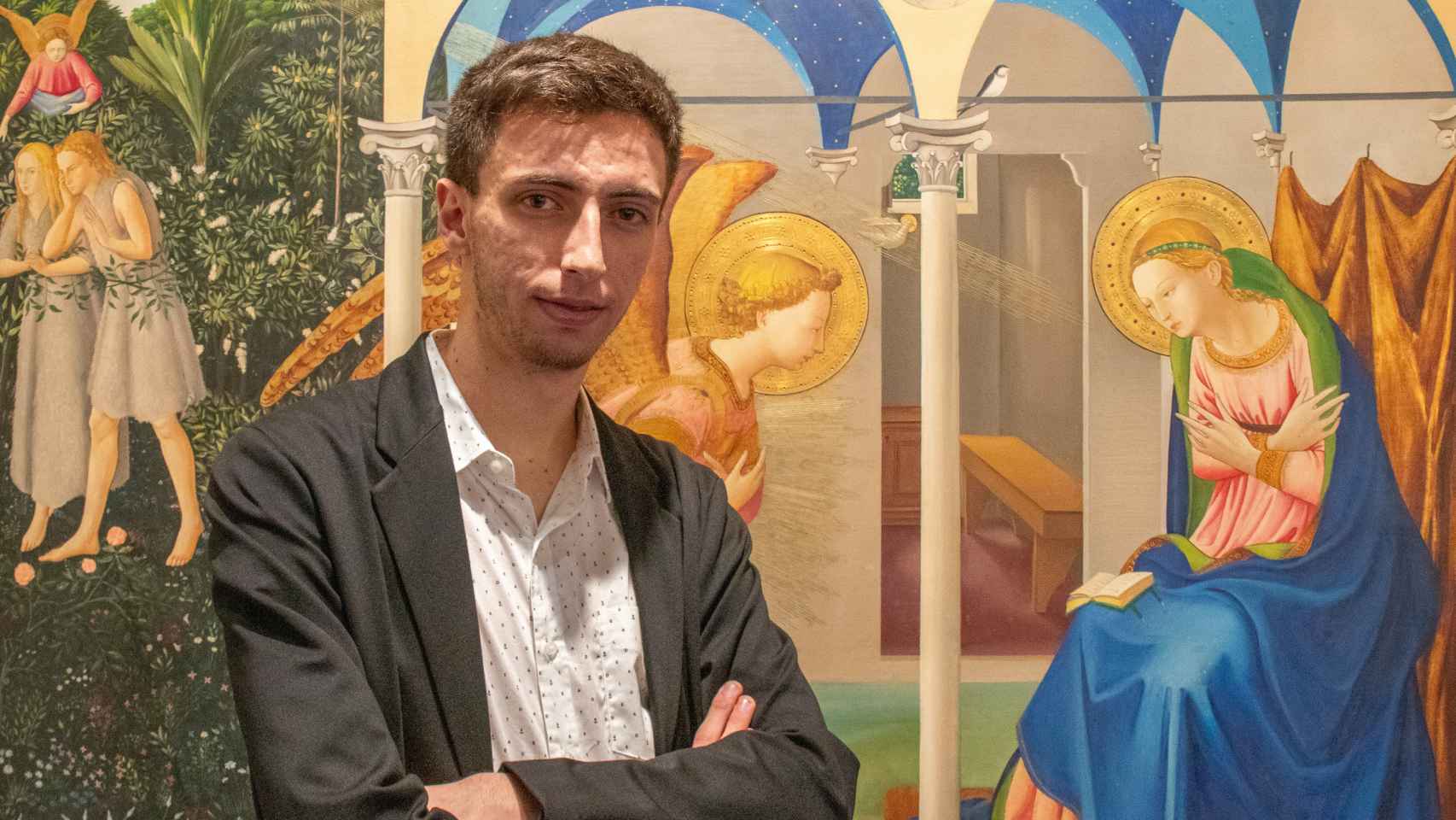 Adrià Codina frente a la réplica perfecta de 'La anunciación' de Fra Angelico