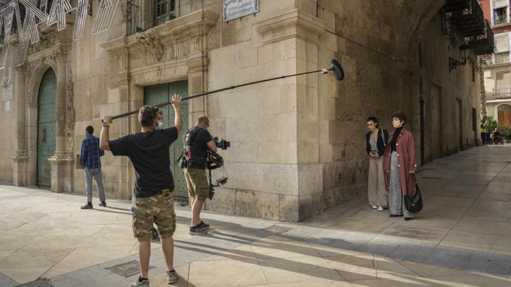 El equipo de rodaje de 'Alba' en el casco urbano de Alicante.