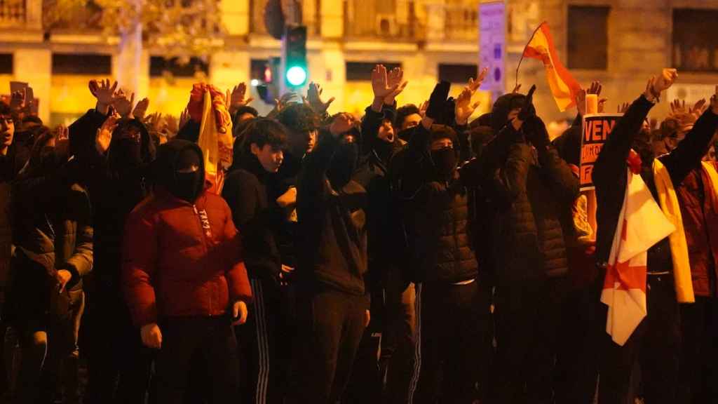 Manifestantes de ultraderecha frente a Ferraz