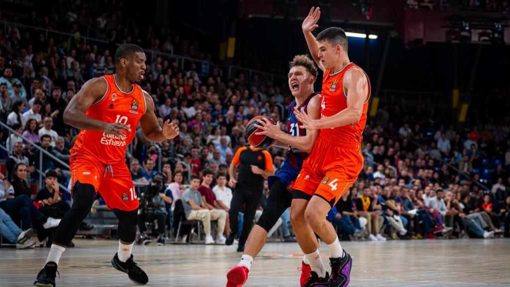 Un lance del partido entre el Barça y el Valencia Basket.