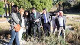 El alcalde de Alicante, Luis Barcala, junto con el presidente de la Comunitat, Carlos Mazón, visitando el lugar de las obras.