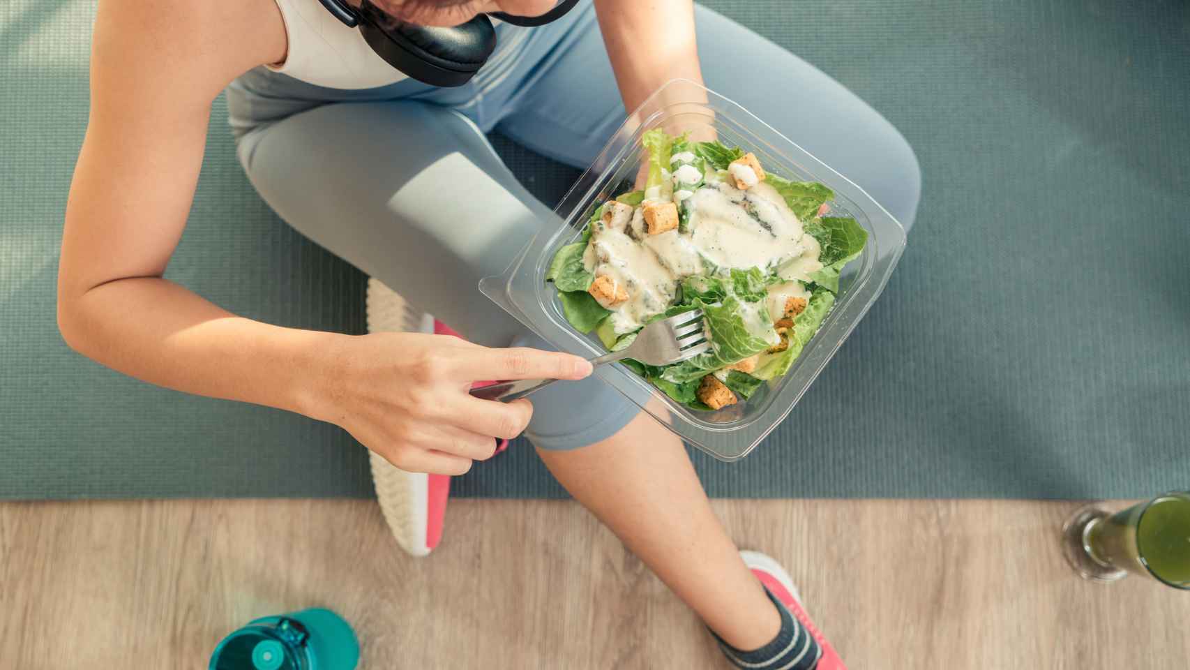 Una mujer come después de hacer ejercicio, en una imagen de archivo.