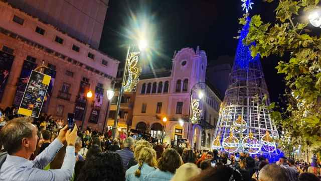 La avenida de la Constitución y la plaza Ruperto Chapí han recibido abarrotadas este viernes la llegada de las luces de Navidad en Alicante.