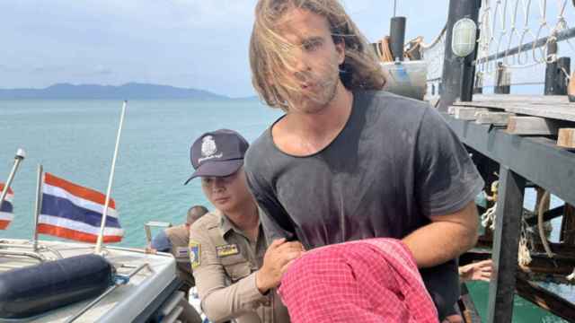 Un miembro de la Policía de Tailandia junto a Daniel Sancho