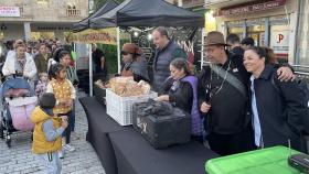 Los vecinos disfrutando de la castañada popular en Guijuelo