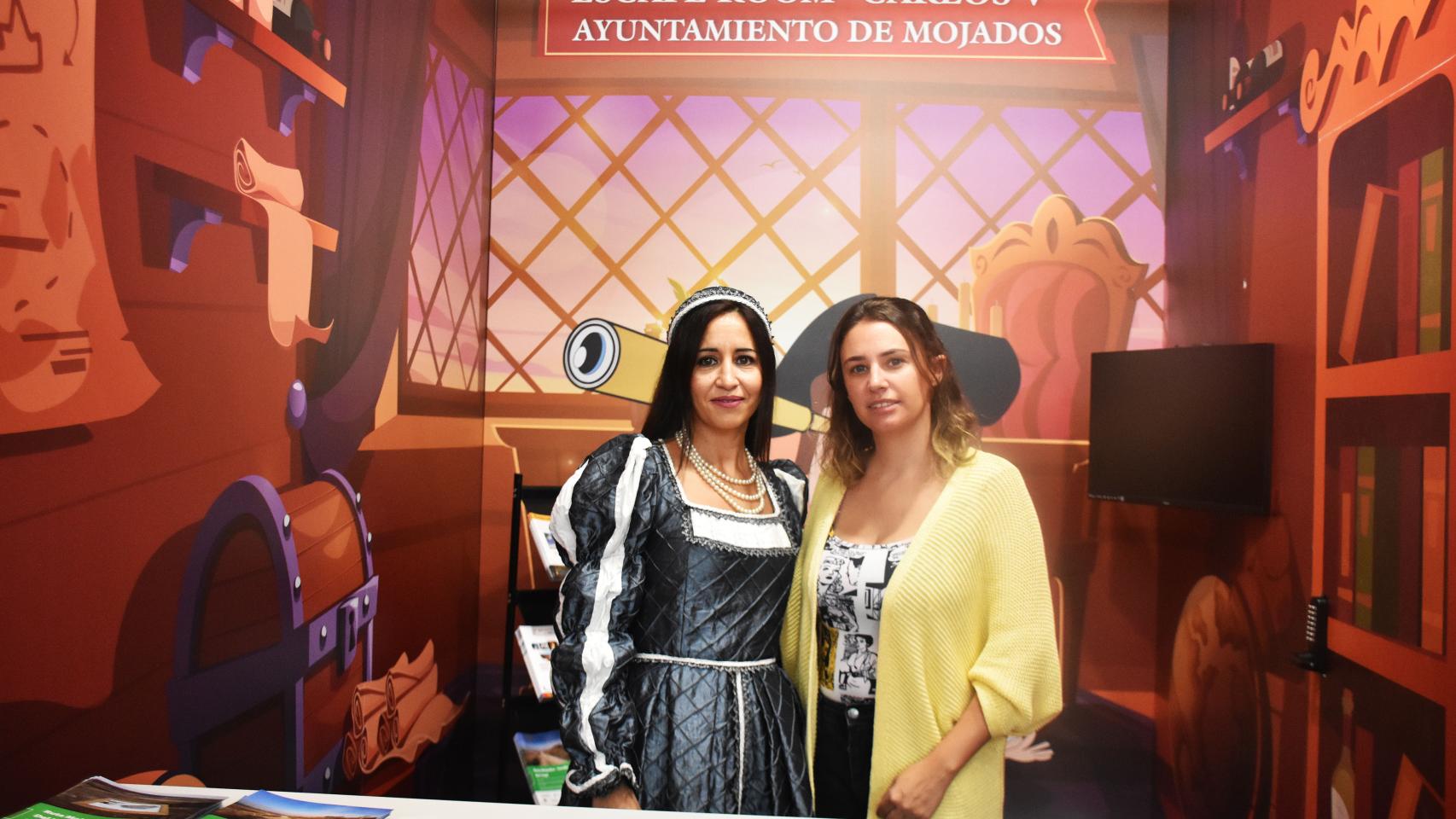 A la izquierda, Pilar Rodríguez Hernández, técnico de Turismo en Mojados, y a la derecha, Rocío Martín, concejala de Cultura, Turismo y Nuevas Tecnologías en el stand de Intur