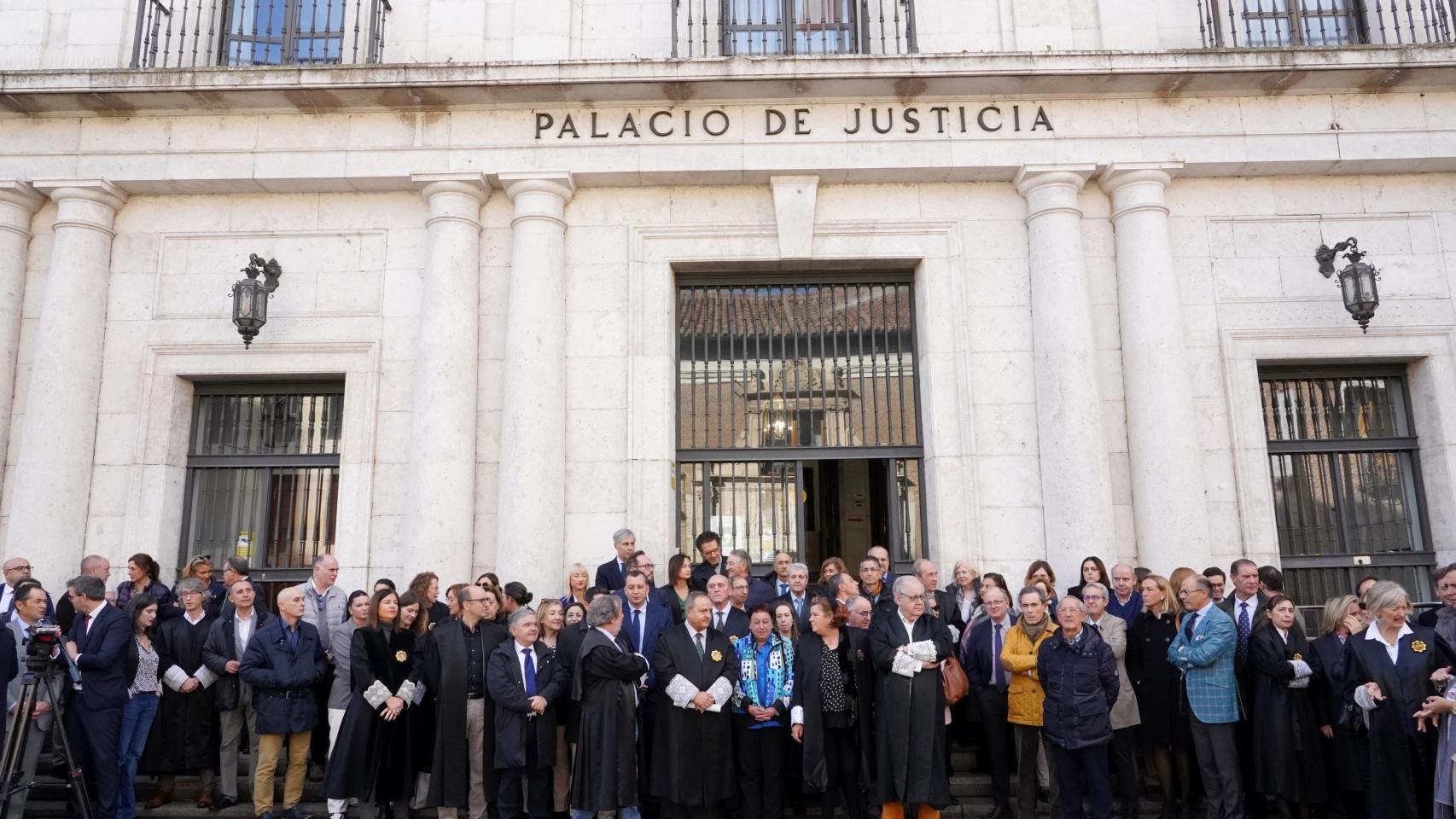 La concentración de jueces, fiscales y abogados de Valladolid que se ha celebrado este viernes frente a la Audiencia Provincial.