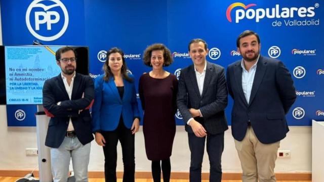 Los parlamentarios populares por la provincia de Valladolid y el presidente del PP vallisoletano, Conrado Íscar.