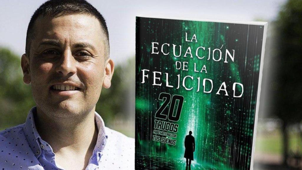 Sergio Saiz junto a la portada de su libro.