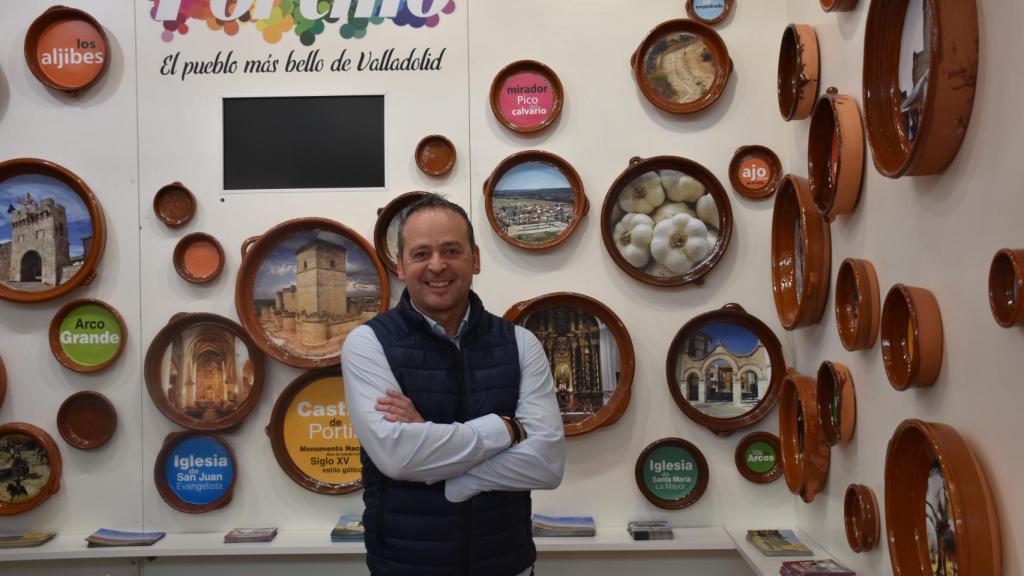 El alcalde de Portillo, Juan Antonio Esteban, posa en el estand de su municipio