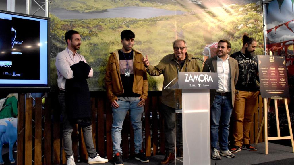 Christoph Strieder y Víctor López de la Parte, junto a los miembros de Konsak Producciones y del Z! Live Rock