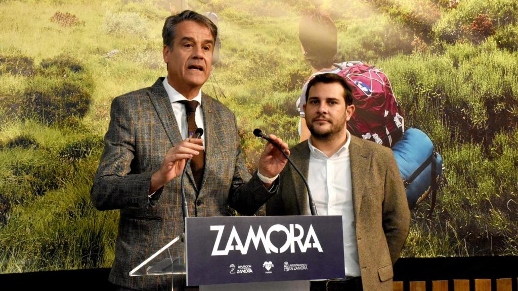 El alcalde de Toro, Rafael González; y el diputado de Turismo, Víctor López de la Parte en Intur