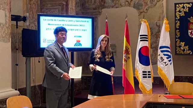 La viceconsejera de Acción Cultural, Mar Sancho, y el representante de Samcheok firmando un acuerdo de colaboración para la promoción turística