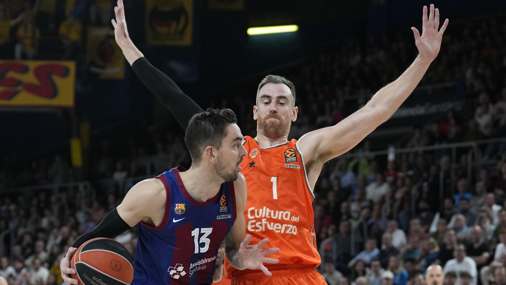 Claver, en acción defensiva ante Satoransky.