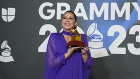 La cantante Niña Pastori, posa con el Grammy a mejor álbum flamenco.