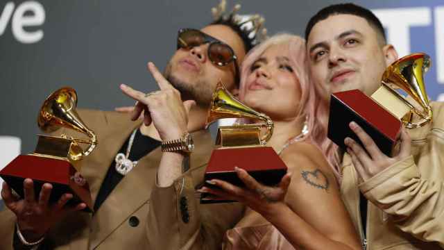 Los colombianos Ovy on the Drums, Karol G y Keityn posan con sus Grammys Latinos en la gala anual de los Latin Grammy.