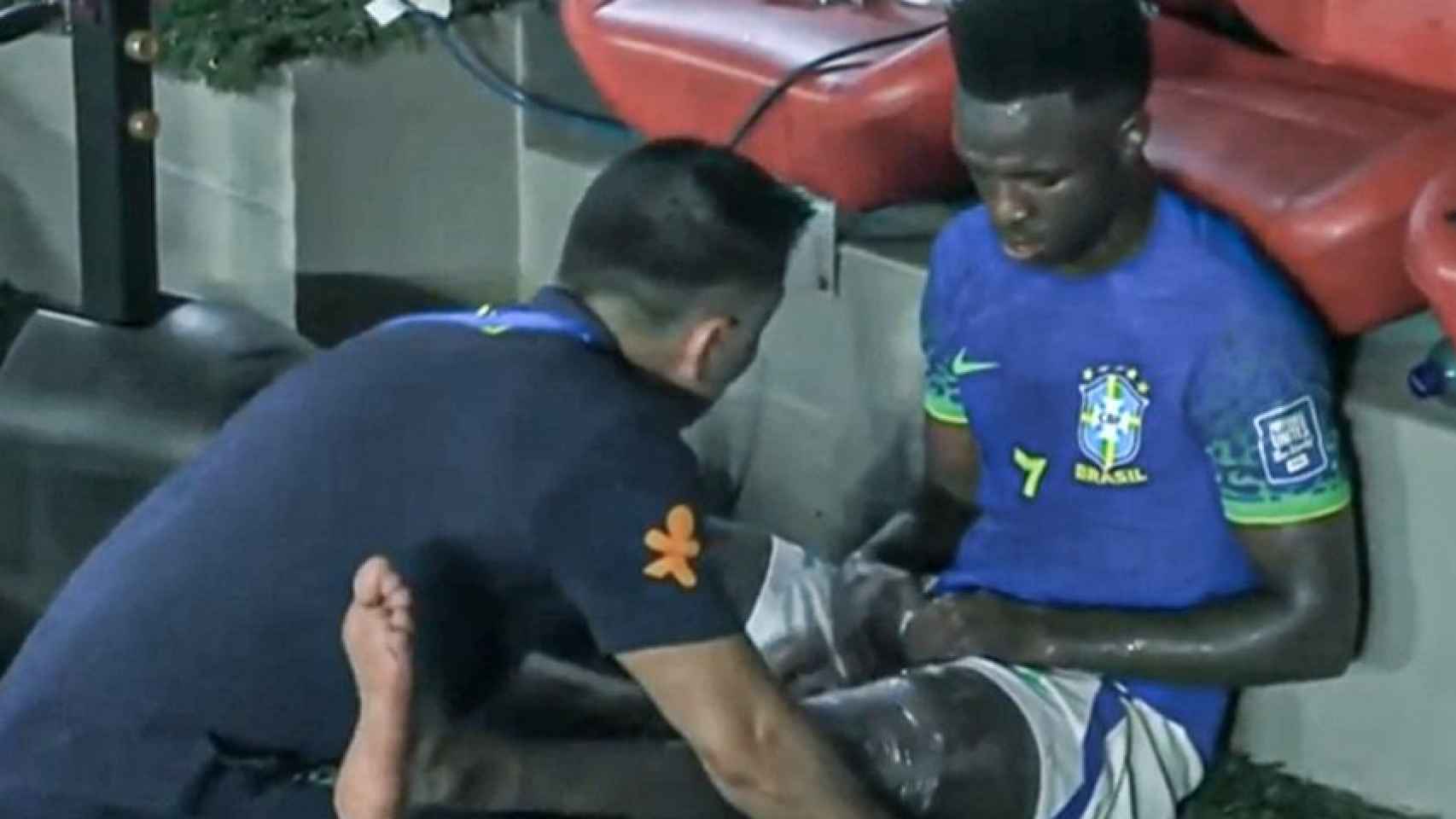 Vinicius, lesionado en el banquillo del Brasil.