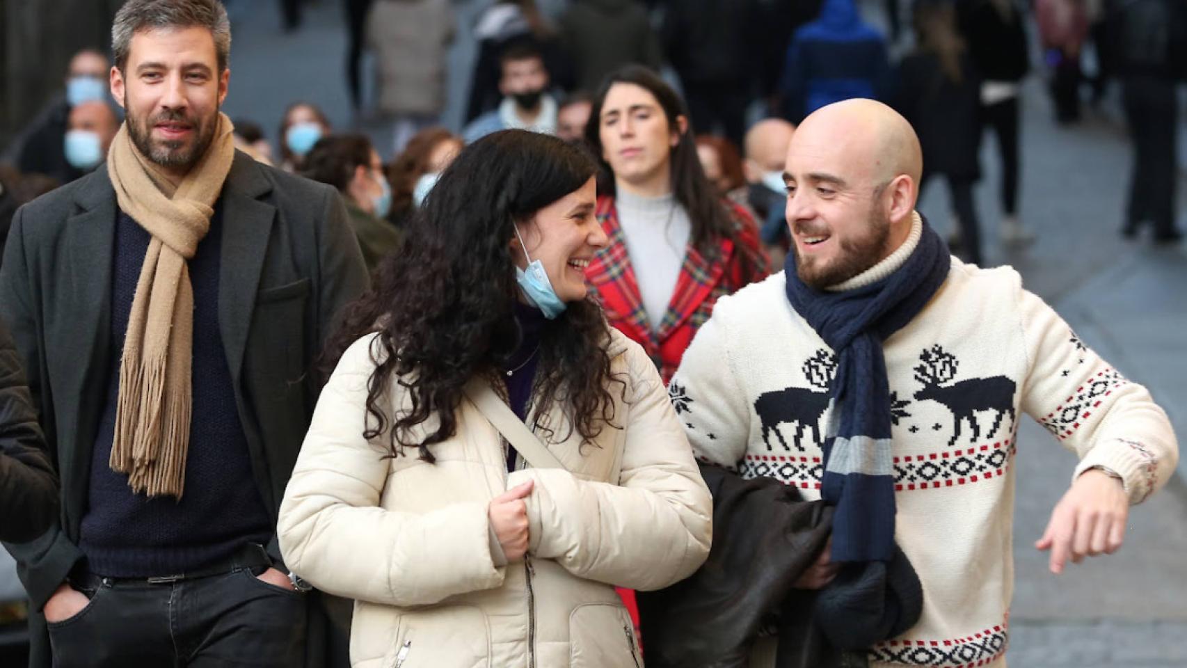 Varias personas pasean por Toledo.