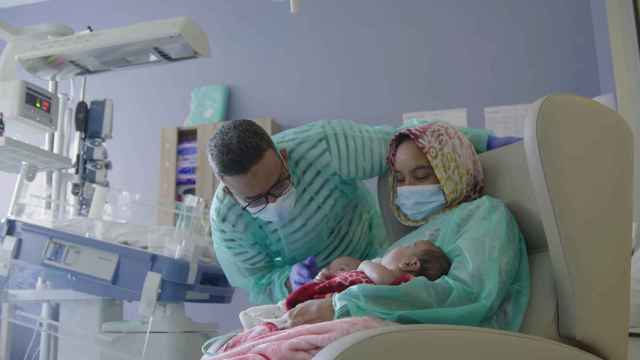 Mariem (21 años) y su esposo sostienen a Khadija y Cherive, las recién nacidas después de la operación.