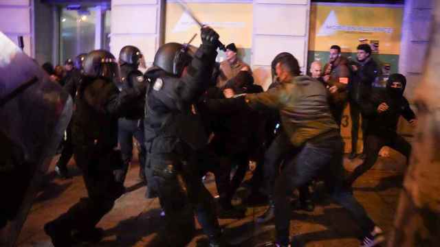 Ultras y policías se enfrentan cerca de Ferraz.