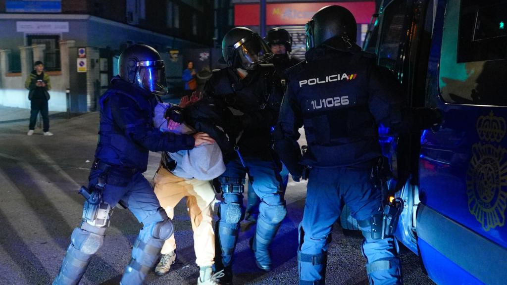 Un manifestante anónimo es detenido por la Policía durante las protestas en Ferraz esta semana. Foto de archivo.