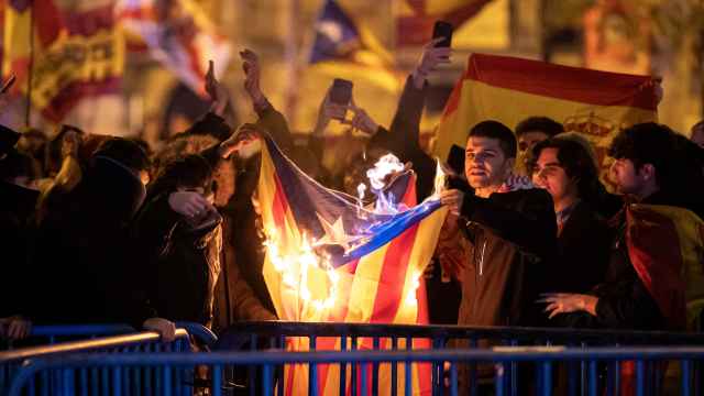 Decenas de manifestantes queman una bandera estelada, durante la manifestación del pasado jueves ante Ferraz.