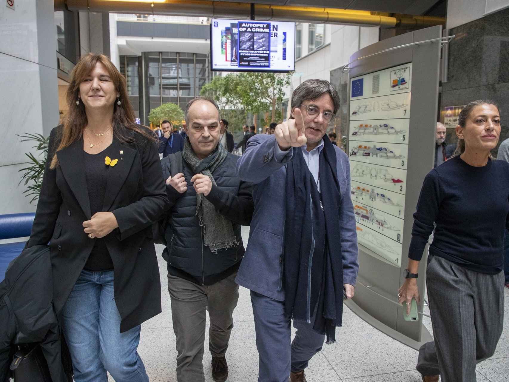 Laura Borràs, Jordi Turull, Carles Puigdemont y Míriam Nogueras, en Bruselas durante la negociación del pacto de investidura con el PSOE.