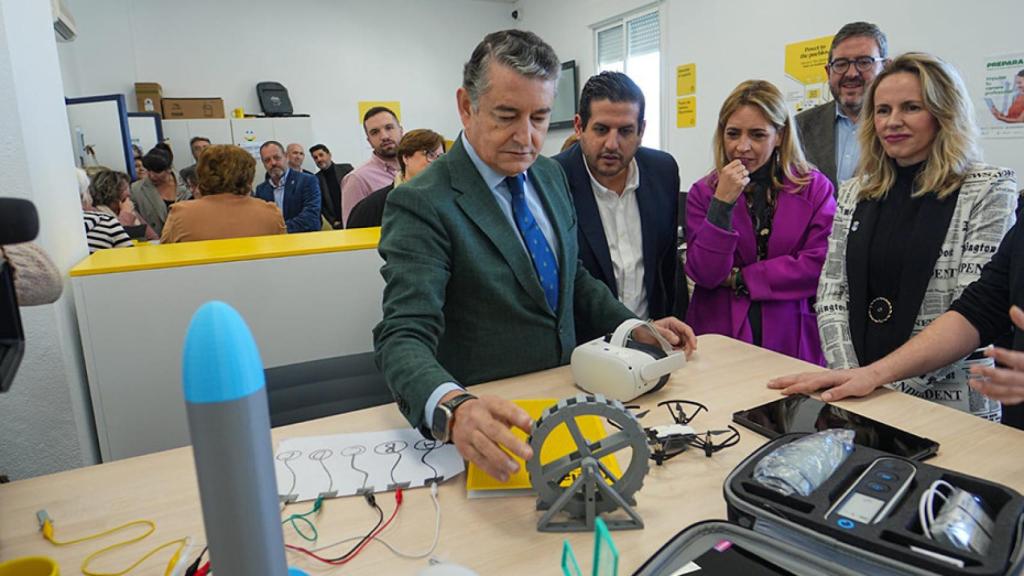 El consejero andaluz Antonio Sanz, durante la inauguración de un nuevo Punto Vuela en la localidad gaditana de Prado del Rey.