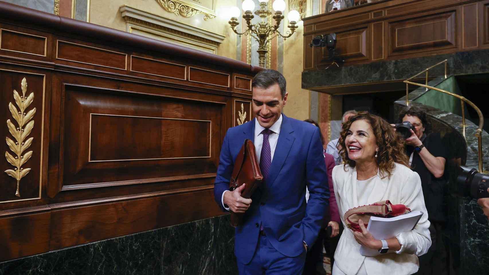 Pedro Sánchez y María Jesús Montero en el Congreso de los Diputados durante la sesión de investidura.