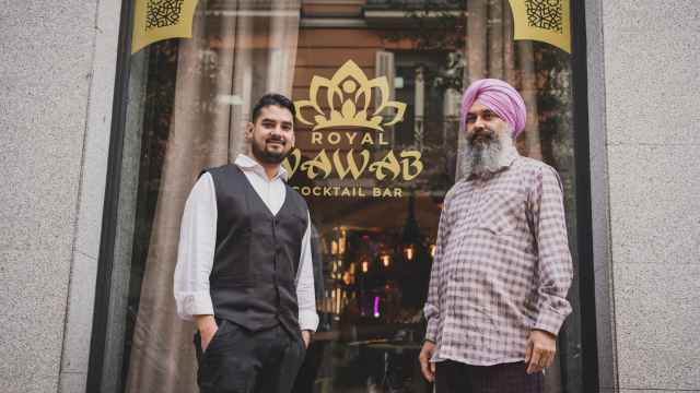 Sunny Singh y su padre Sukhwinder Singh en la entrada de su nuevo restaurante Royal Nawab.