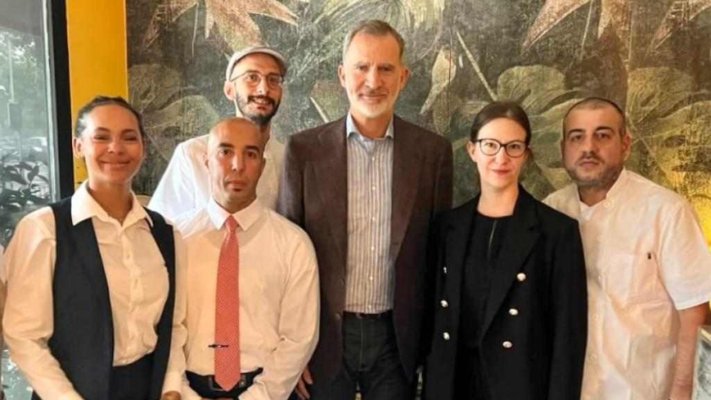 Felipe VI con el personal del restaurante.