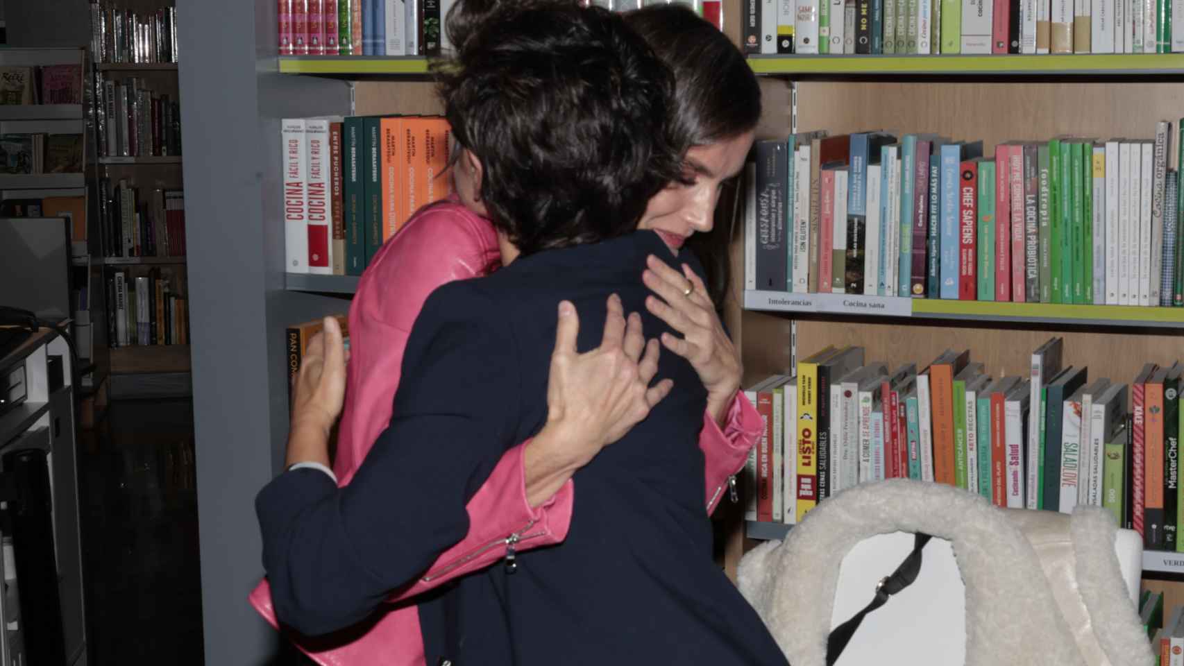 La Reina y la periodista de Antena 3 en un efusivo abrazo.