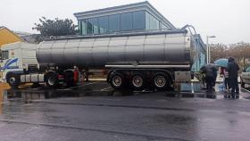 Un camión cisterna, con capacidad para 25.000 litros, abasteció a los vecinos