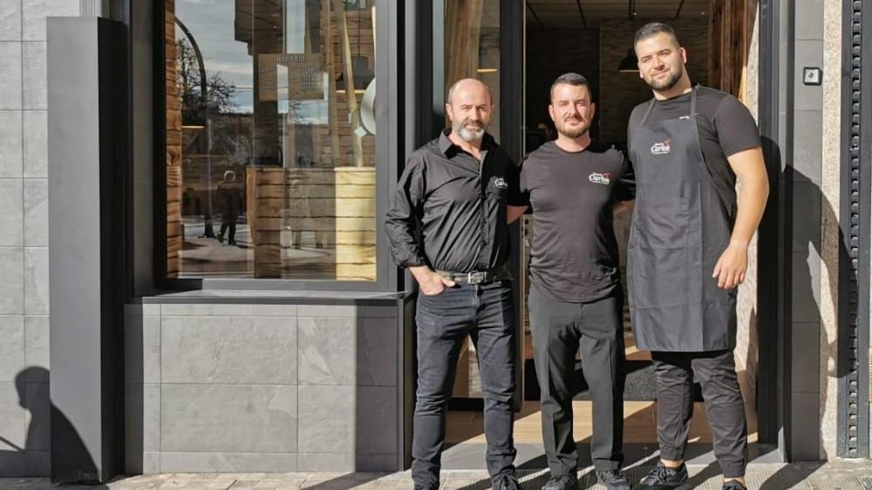 Un millar de pizzas en el desembarco de la cadena Pizzería Carlos en Narón (A Coruña)