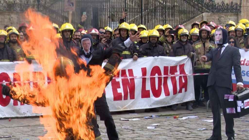 Protesta de bomberos comarcales quemándose a lo bonzo en Santiago.