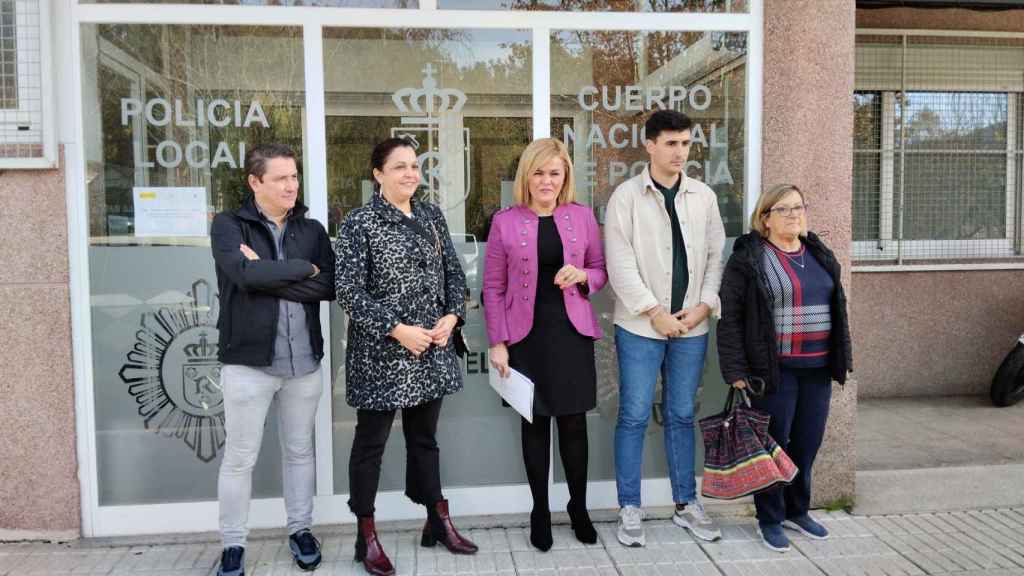 La alcaldesa de Redondela, Digna Rivas, ante la comisaría.