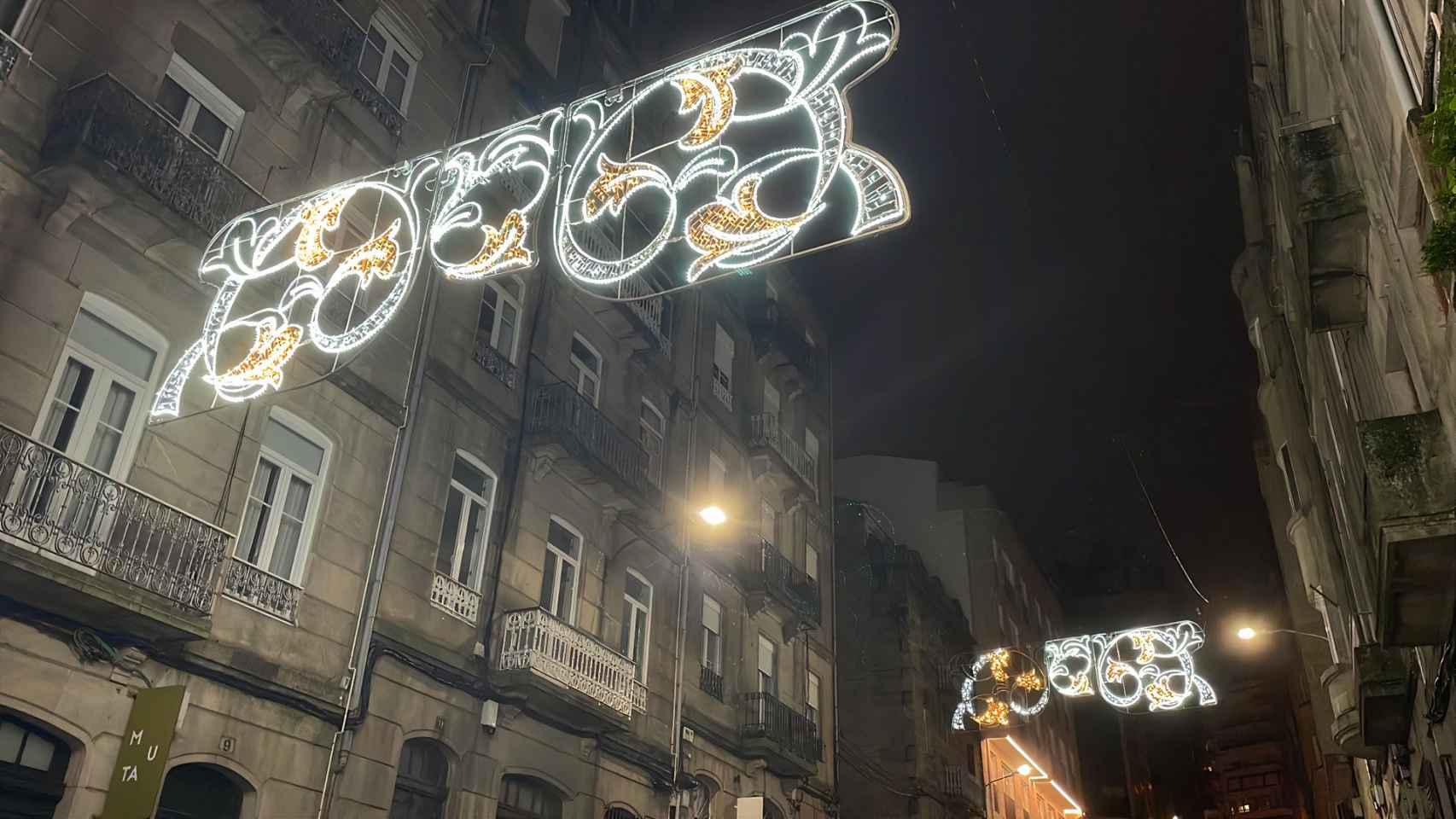 La calle Joaquín Loriga, en Vigo, iluminada este viernes 17 de noviembre de 2023.