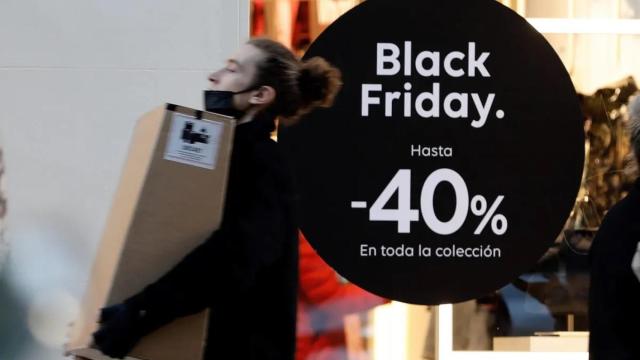 Publicidad del Black Friday en un comercio. Efe / Juan Carlos Cárdenas