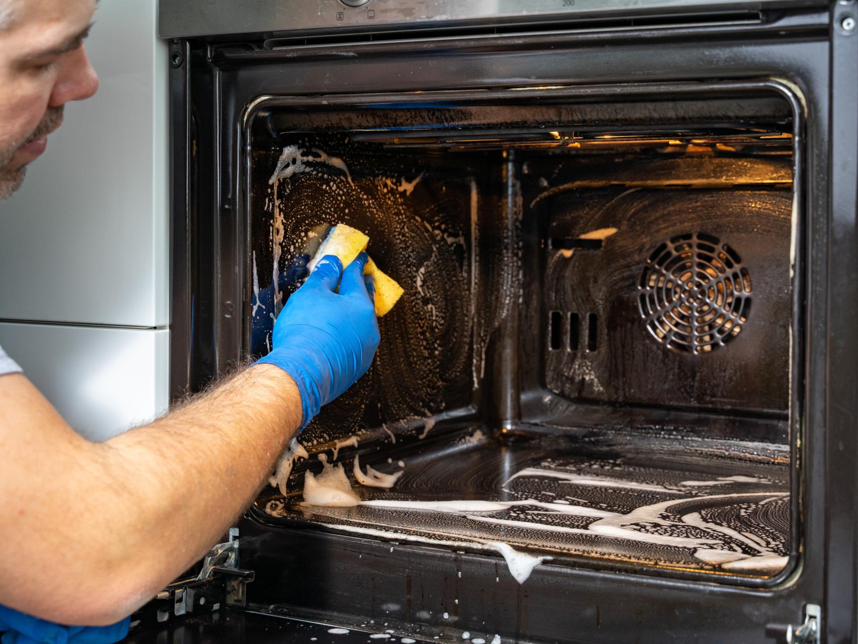 Cómo limpiar el horno? Trucos para acabar con las manchas de grasa más  rebeldes