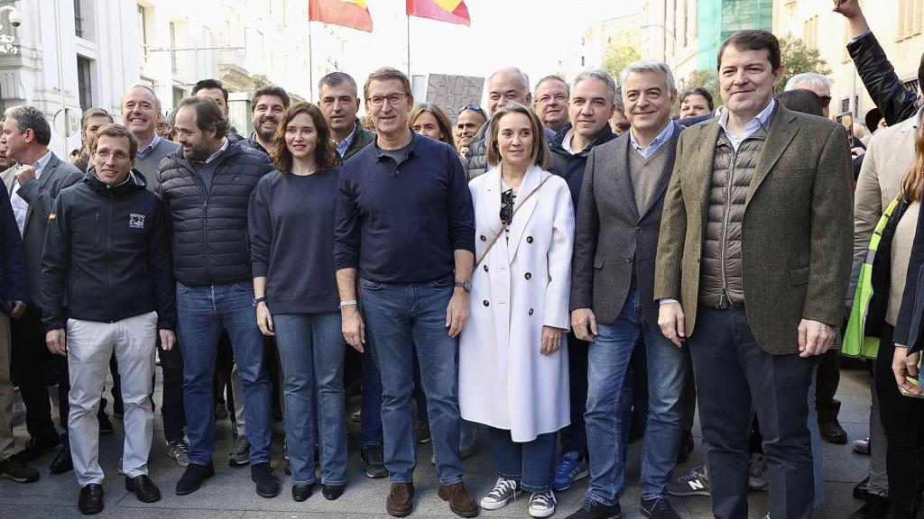 Alfonso Fernández Mañueco, junto a Alberto Núñez Feijóo y dirigentes del partido