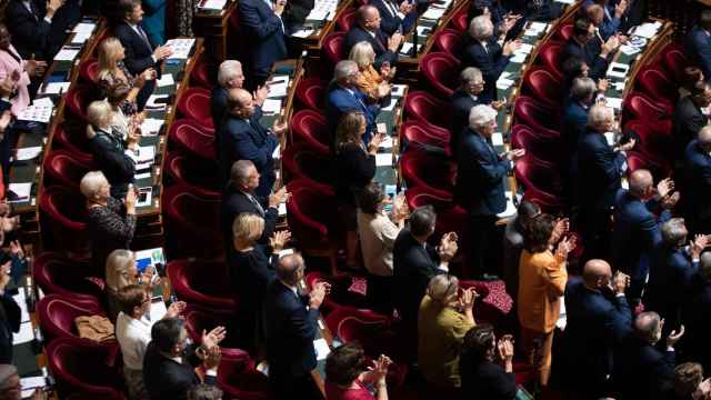 Detenido un senador en Francia tras ser acusado de drogar a una diputada para intentar violarla