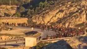 Migrantes subsaharianos corren hacia la valla de Ceuta.