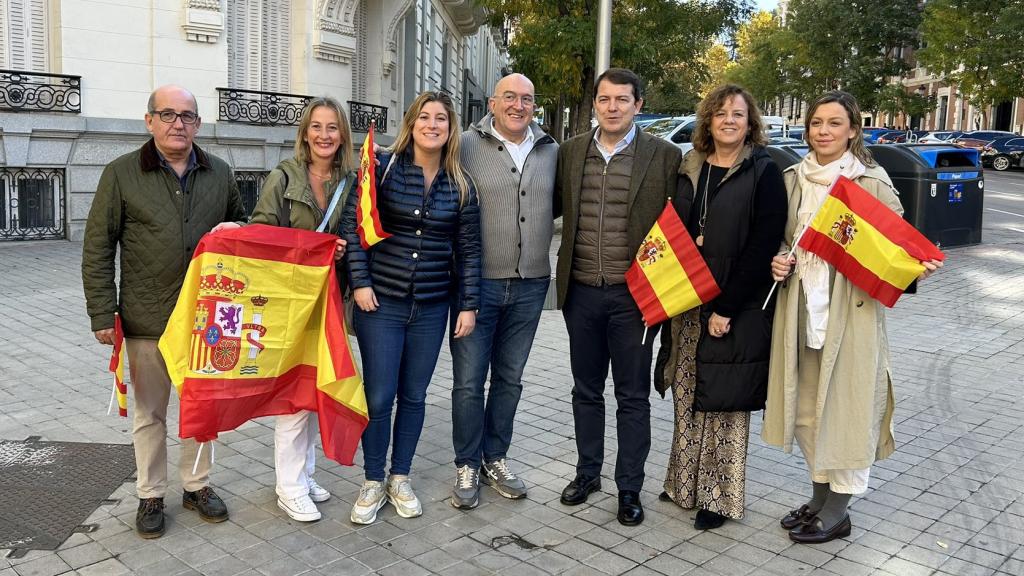 Alfonso Fernández Mañueco, junto al alcalde de Valladolid, Jesús Julio Carnero, minutos antes de comenzar la manifestación