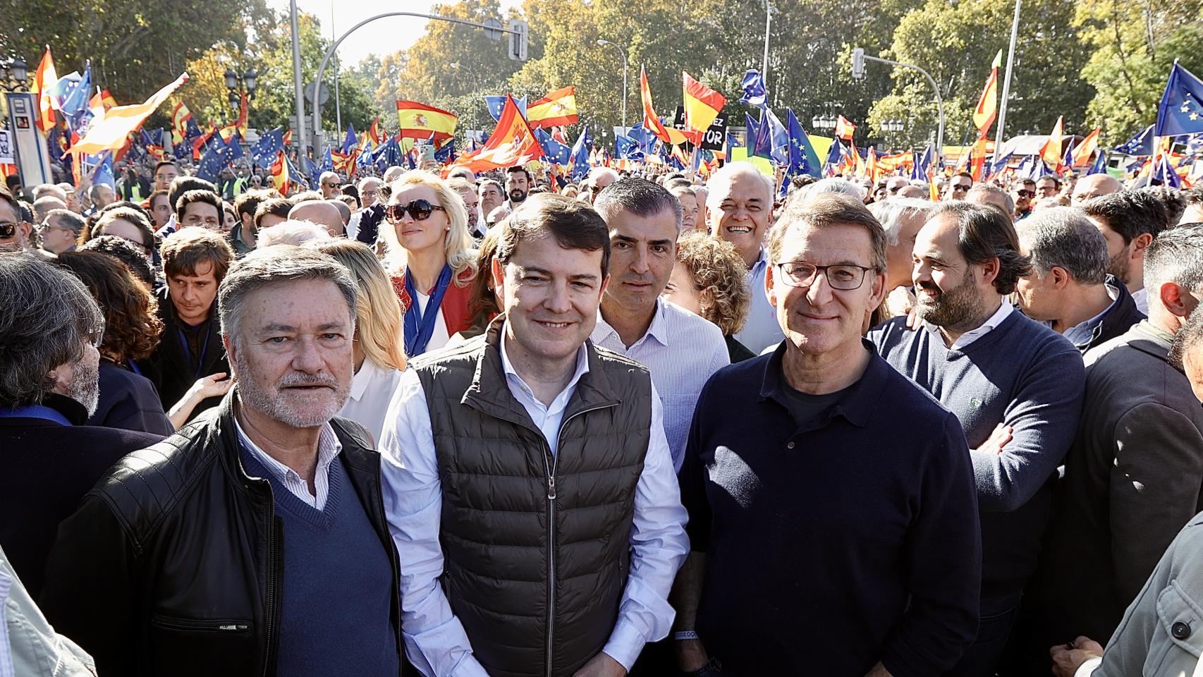 El presidente del Partido Popular de Castilla y León, Alfonso Fernández Mañueco, participa, junto al presidente nacional del PP, Alberto Núñez Feijóo, en la concentración en defensa del Estado de Derecho y la Igualdad de todos los españoles y en contra de la amnistía.